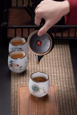 Ly uống trà sứ Nguyệt Bạch Nhữ Diêu men rạn vẽ mèo - CS40.2105
