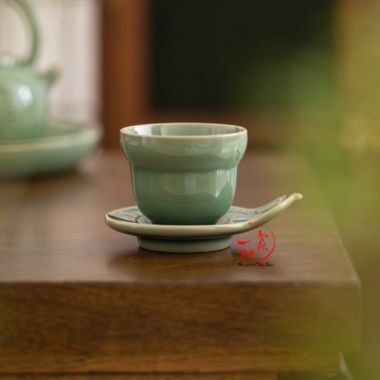 Ly uống trà Hồ Lô có đĩa lót sứ men ngọc - BC30201